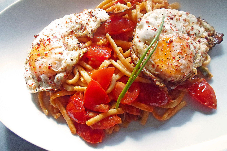 Nudeln mit schneller Tomatensauce und Spiegeleier