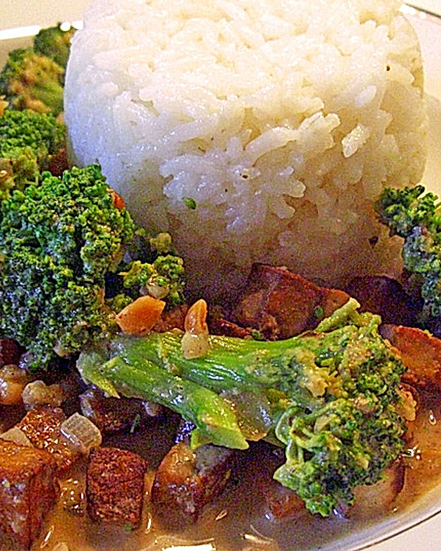 Brokkoli mit Tofu in süßer Erdnuss-Sojasauce