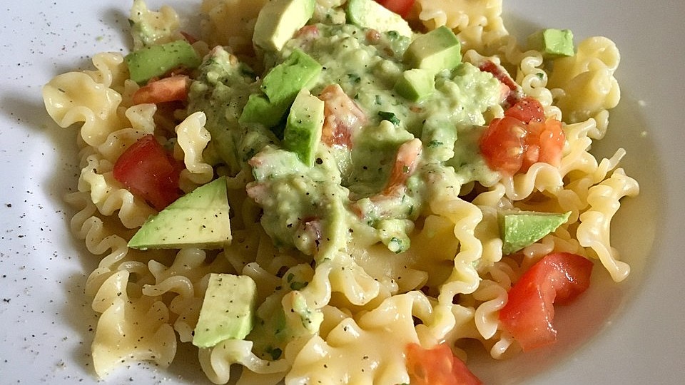 Schnelle Pasta mit Tomaten-Avocado-Sauce von aiksasa| Chefkoch