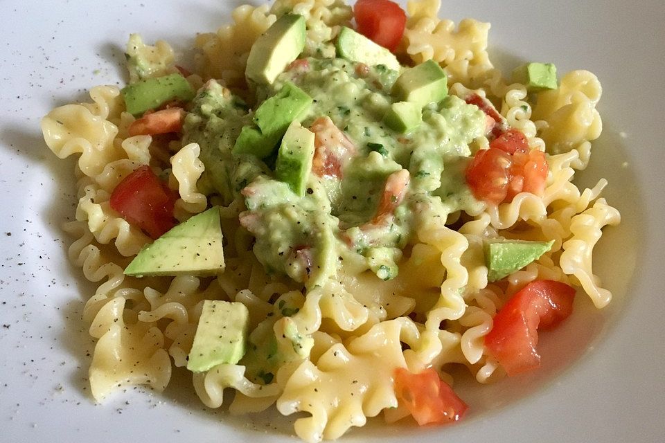 Schnelle Pasta mit Tomaten-Avocado-Sauce