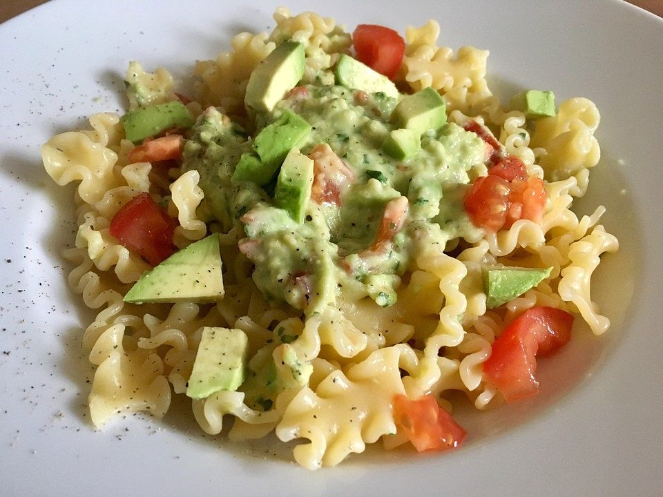 Schnelle Pasta Mit Tomaten Avocado Sauce Von Aiksasa Chefkoch