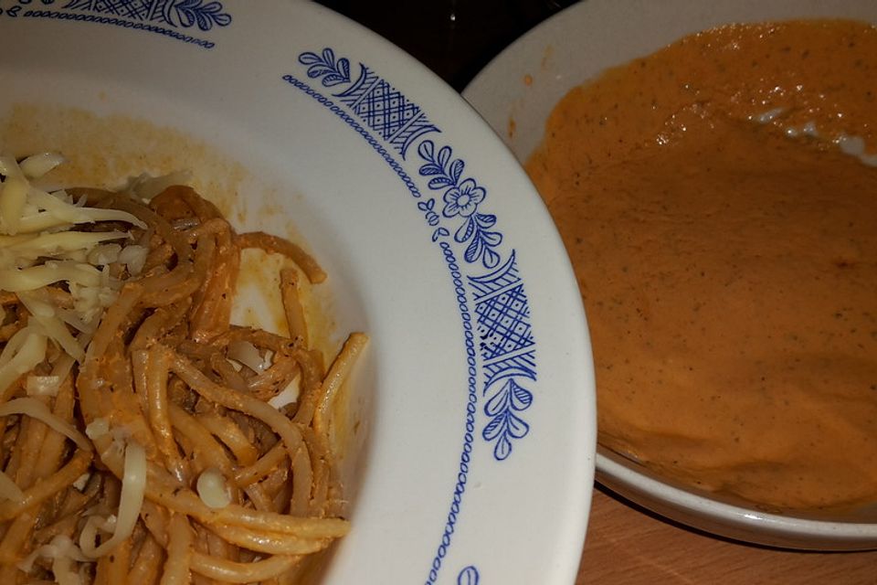 Schnelle und fettarme Pasta mit Tomatenquark