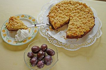 Pflaumenkuchen mit Marzipan und Streuseln