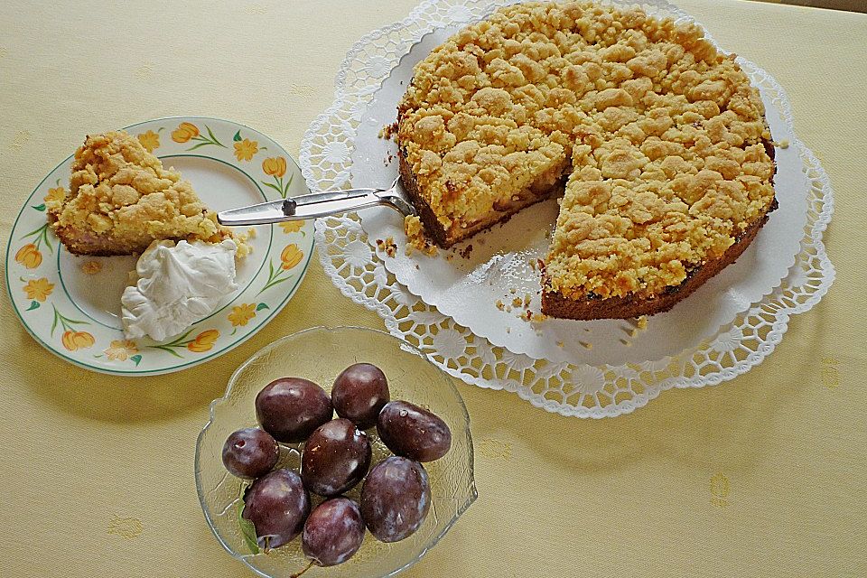 Pflaumenkuchen mit Marzipan und Streuseln