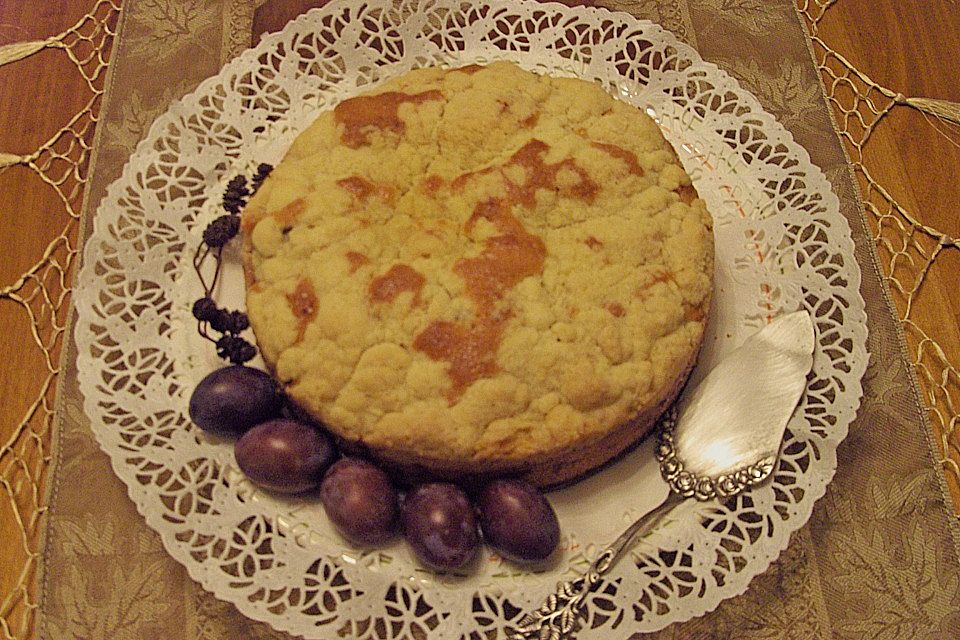 Pflaumenkuchen mit Marzipan und Streuseln