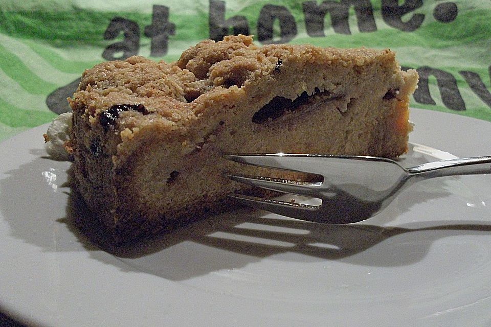 Pflaumenkuchen mit Marzipan und Streuseln