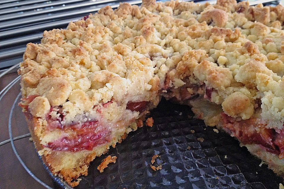 Pflaumenkuchen mit Marzipan und Streuseln