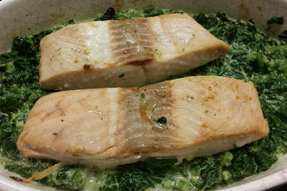 Lachs auf Blattspinat