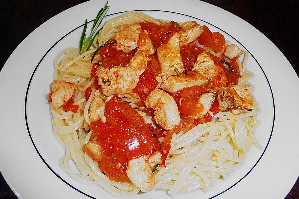 Spaghetti mit Hühnerbrust und Tomaten