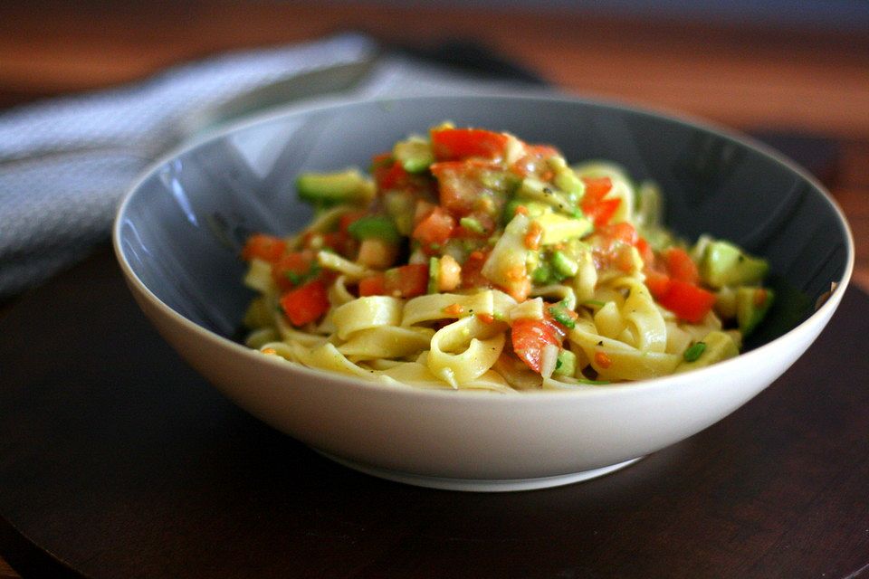 Spaghetti mit Tomaten - Avocado - Salsa