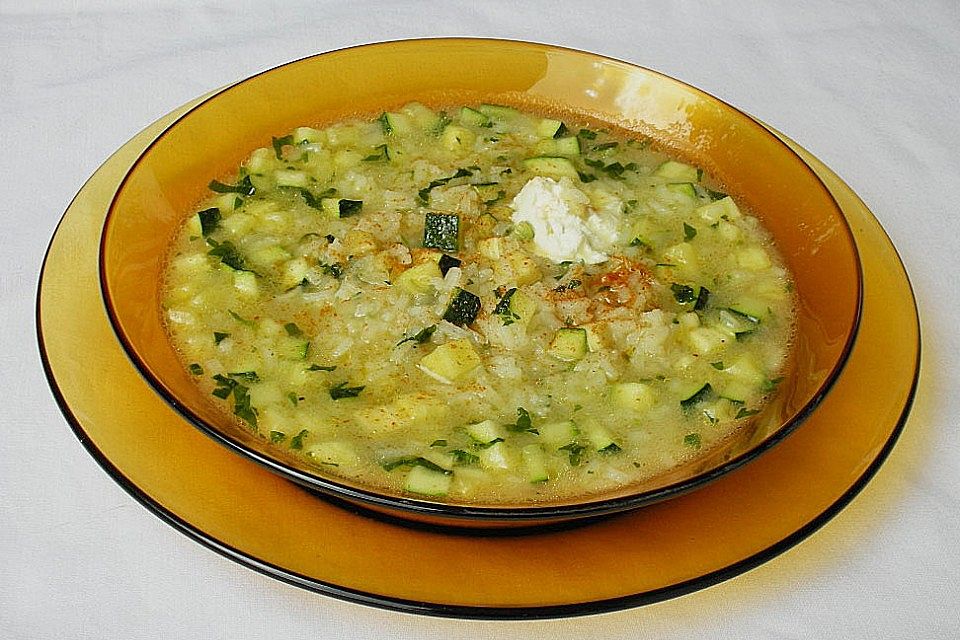 Pikante Zucchinisuppe mit Reis und Limone