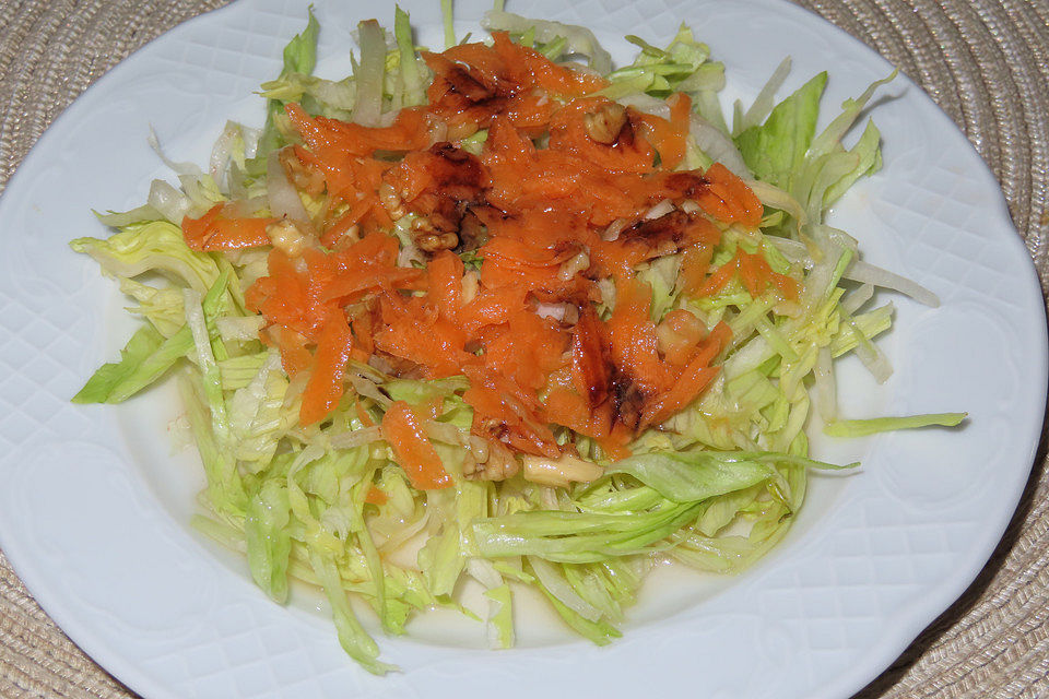 Eisbergsalat mit Dressing