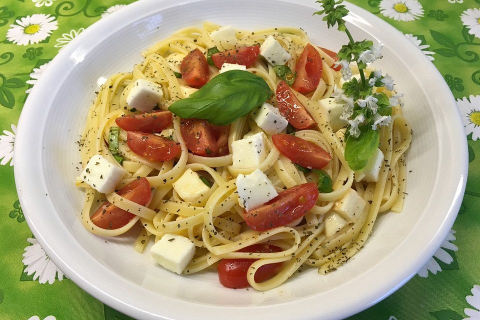 Spaghetti mit Tomaten, Mozzarella und Basilikum