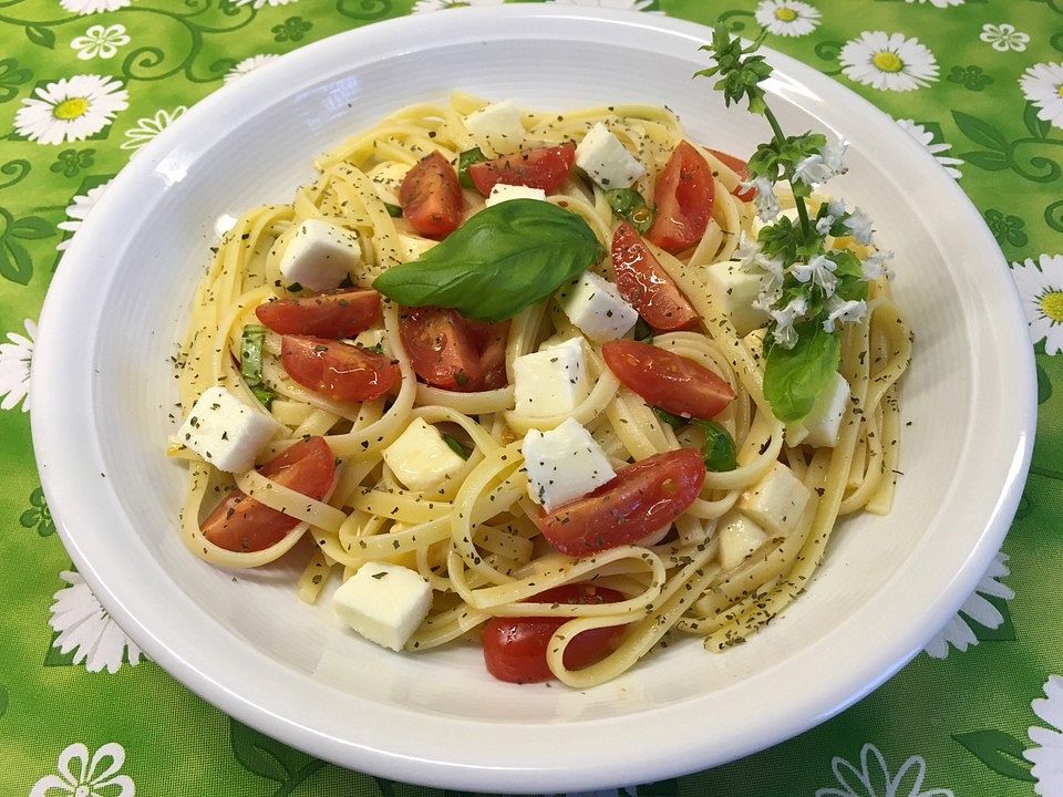 Spaghetti mit Tomaten, Mozzarella und Basilikum von Bikerina| Chefkoch