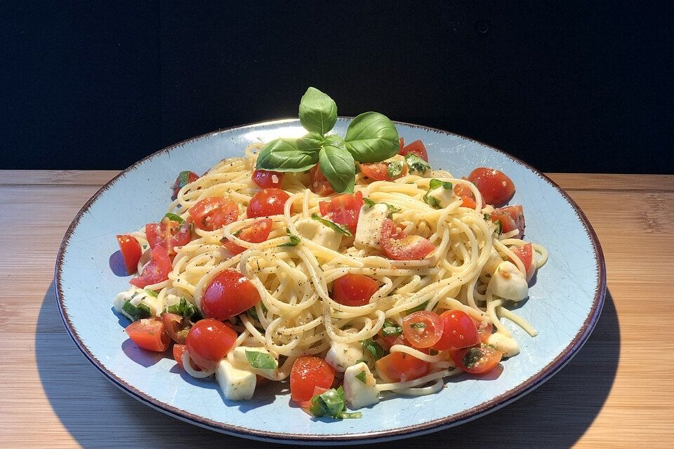 Spaghetti mit Tomaten, Mozzarella und Basilikum