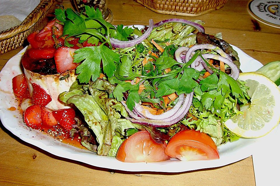 Gebackener Ziegenkäse an Erdbeersalat