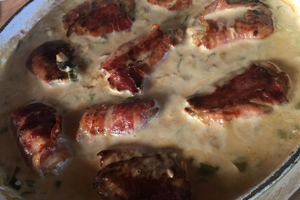 Schweinemedaillons im Parmaschinkenmantel mit Steinpilz-Gorgonzola-Sauce