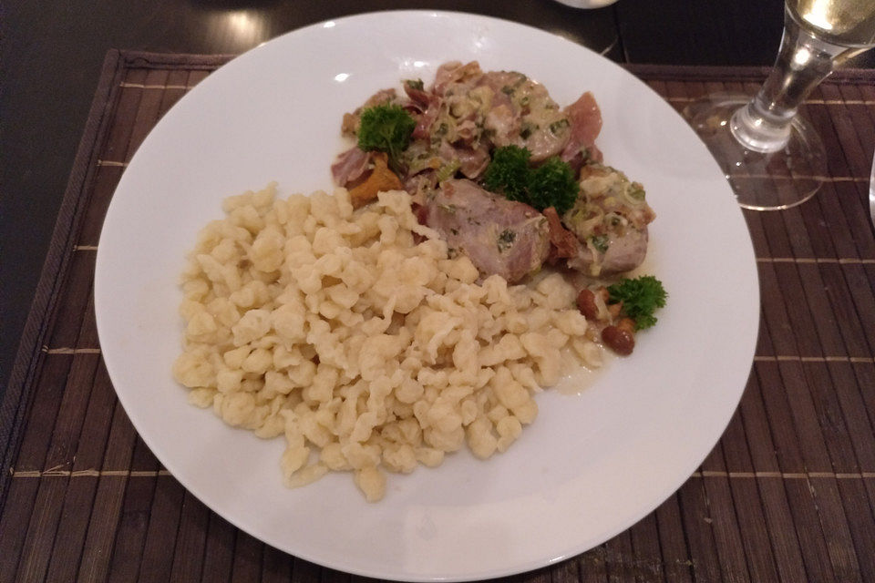 Schweinemedaillons im Parmaschinkenmantel mit Steinpilz-Gorgonzola-Sauce