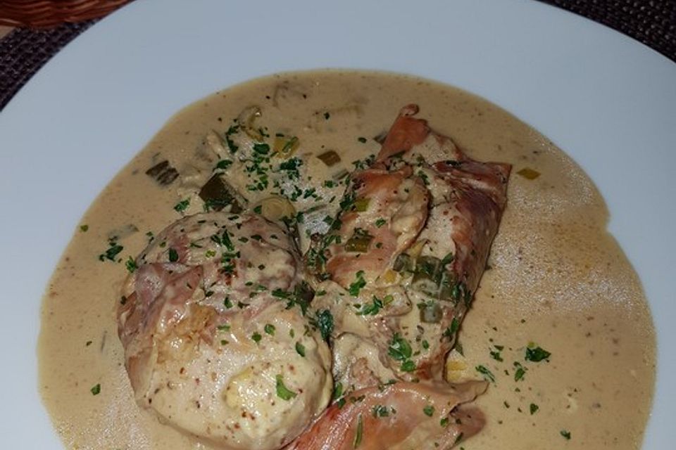 Schweinemedaillons im Parmaschinkenmantel mit Steinpilz-Gorgonzola-Sauce