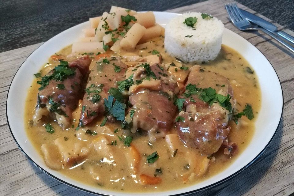 Schweinemedaillons im Parmaschinkenmantel mit Steinpilz-Gorgonzola-Sauce