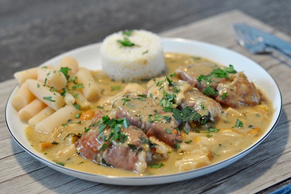 Schweinemedaillons im Parmaschinkenmantel mit Steinpilz-Gorgonzola-Sauce