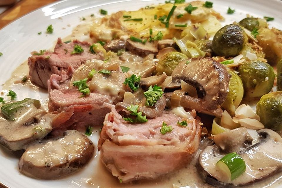 Schweinemedaillons im Parmaschinkenmantel mit Steinpilz-Gorgonzola-Sauce