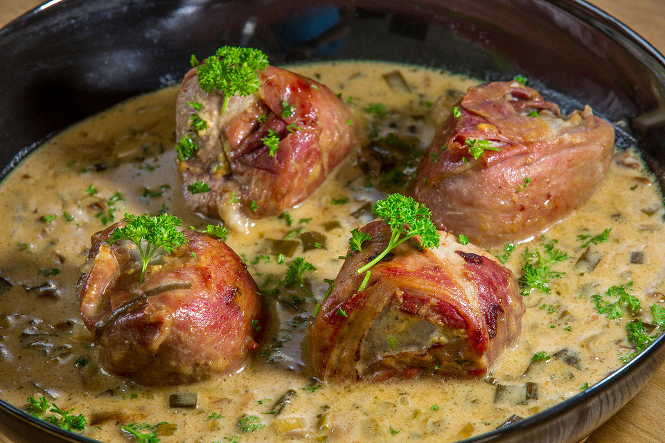 Schweinemedaillons im Parmaschinkenmantel mit Steinpilz-Gorgonzola-Sauce