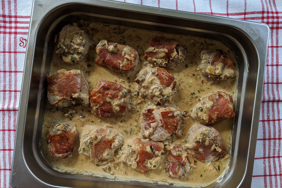 Schweinemedaillons im Parmaschinkenmantel mit Steinpilz-Gorgonzola-Sauce