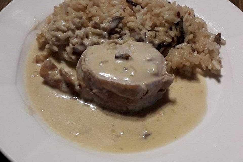 Schweinemedaillons im Parmaschinkenmantel mit Steinpilz-Gorgonzola-Sauce