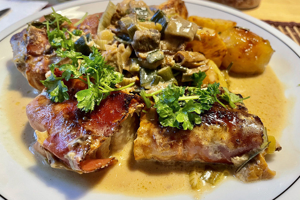 Schweinemedaillons im Parmaschinkenmantel mit Steinpilz-Gorgonzola-Sauce