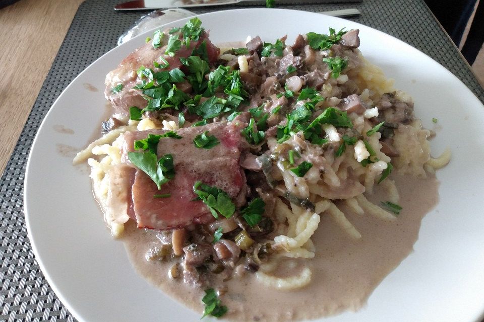 Schweinemedaillons im Parmaschinkenmantel mit Steinpilz-Gorgonzola-Sauce