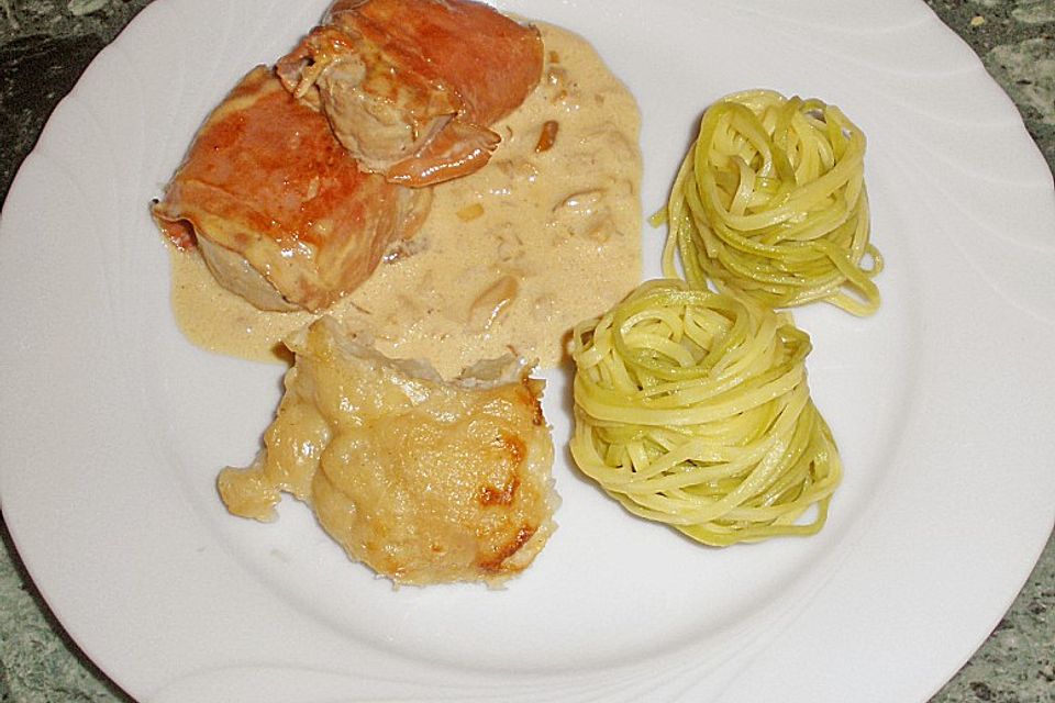 Schweinemedaillons im Parmaschinkenmantel mit Steinpilz-Gorgonzola-Sauce