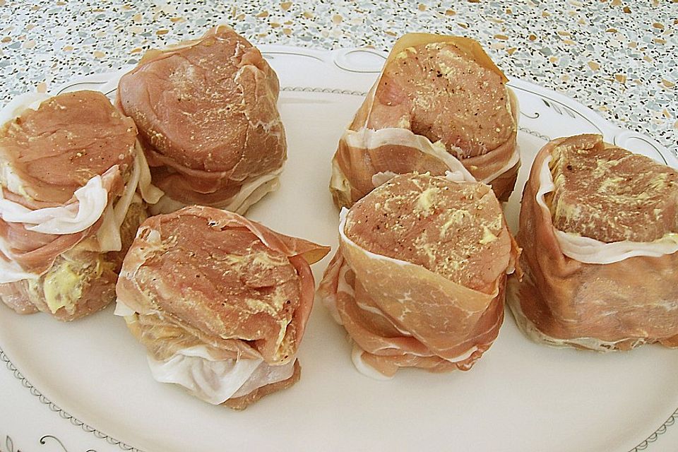 Schweinemedaillons im Parmaschinkenmantel mit Steinpilz-Gorgonzola-Sauce