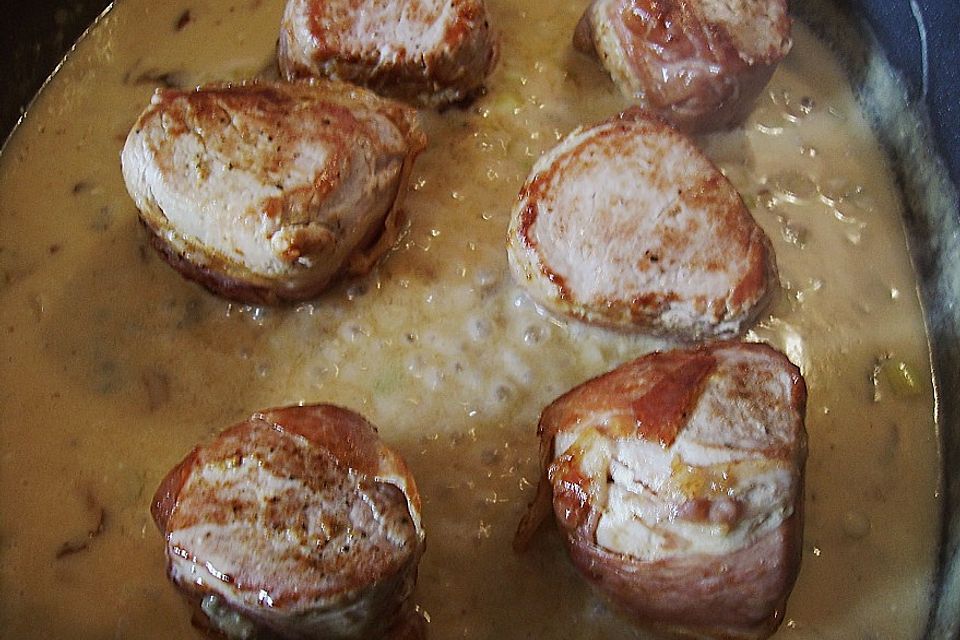 Schweinemedaillons im Parmaschinkenmantel mit Steinpilz-Gorgonzola-Sauce