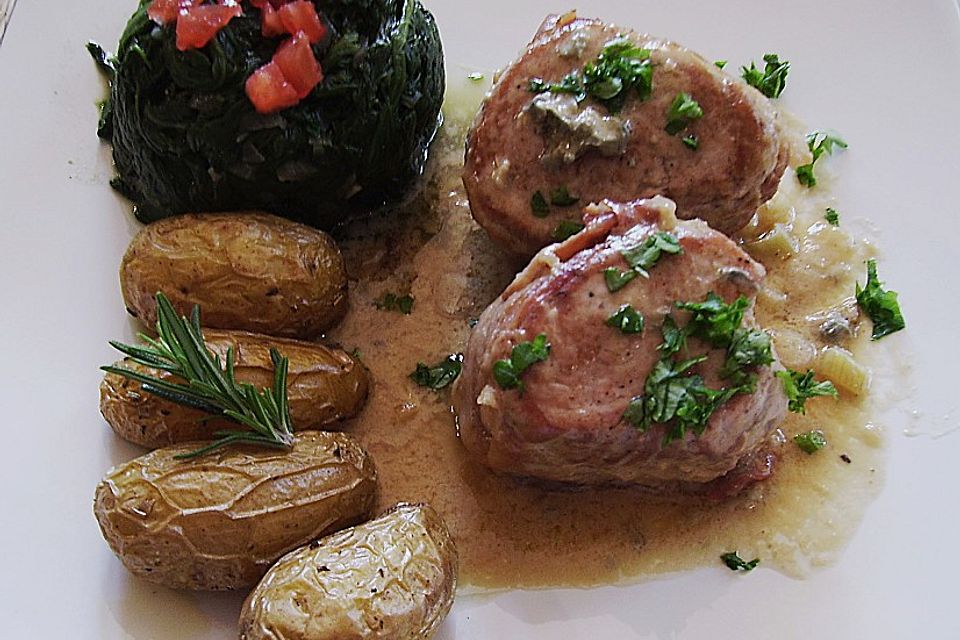 Schweinemedaillons im Parmaschinkenmantel mit Steinpilz-Gorgonzola-Sauce