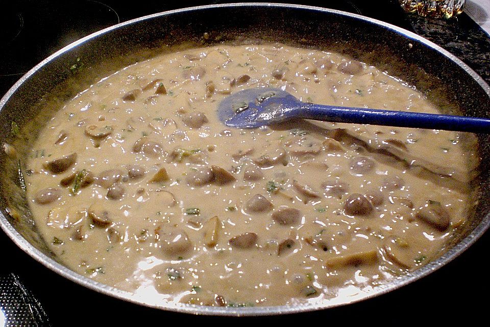 Schweinemedaillons im Parmaschinkenmantel mit Steinpilz-Gorgonzola-Sauce