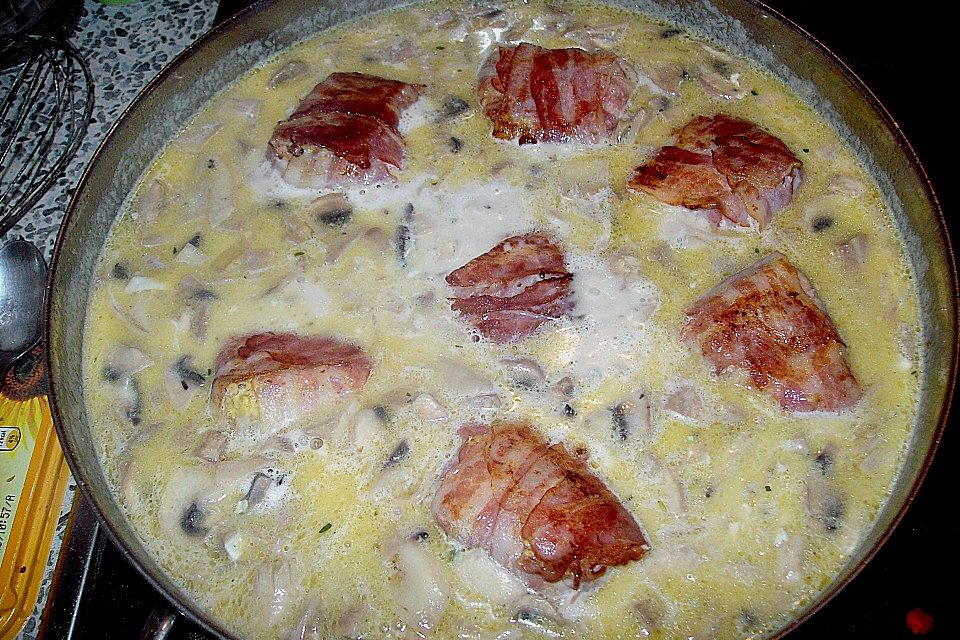 Schweinemedaillons im Parmaschinkenmantel mit Steinpilz-Gorgonzola-Sauce