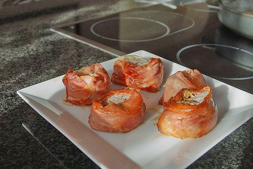 Schweinemedaillons im Parmaschinkenmantel mit Steinpilz-Gorgonzola-Sauce