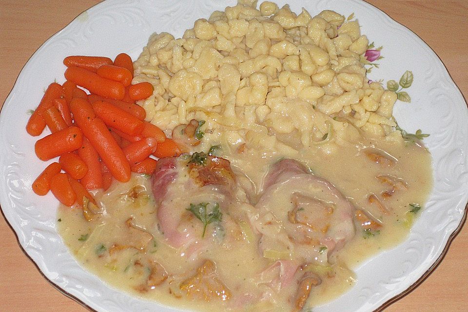 Schweinemedaillons im Parmaschinkenmantel mit Steinpilz-Gorgonzola-Sauce