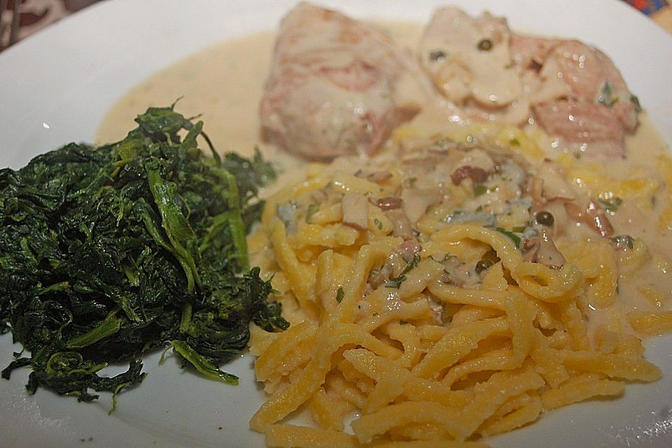 Schweinemedaillons im Parmaschinkenmantel mit Steinpilz-Gorgonzola-Sauce