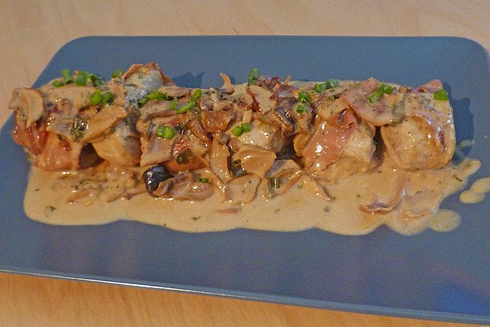 Schweinemedaillons im Parmaschinkenmantel mit Steinpilz-Gorgonzola-Sauce