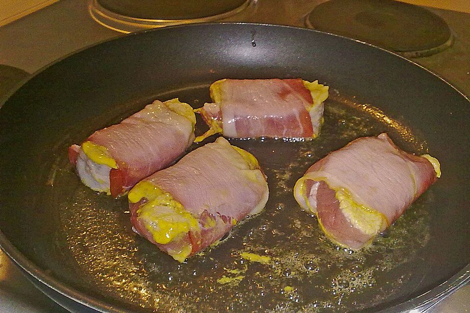 Schweinemedaillons im Parmaschinkenmantel mit Steinpilz-Gorgonzola-Sauce