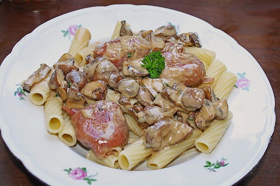 Schweinemedaillons im Parmaschinkenmantel mit Steinpilz-Gorgonzola-Sauce