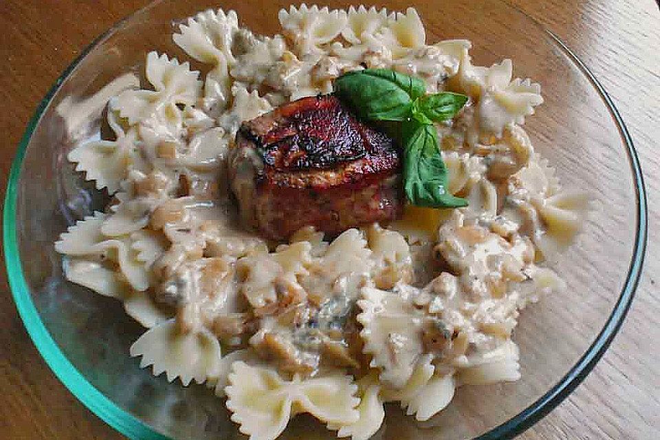 Schweinemedaillons im Parmaschinkenmantel mit Steinpilz-Gorgonzola-Sauce