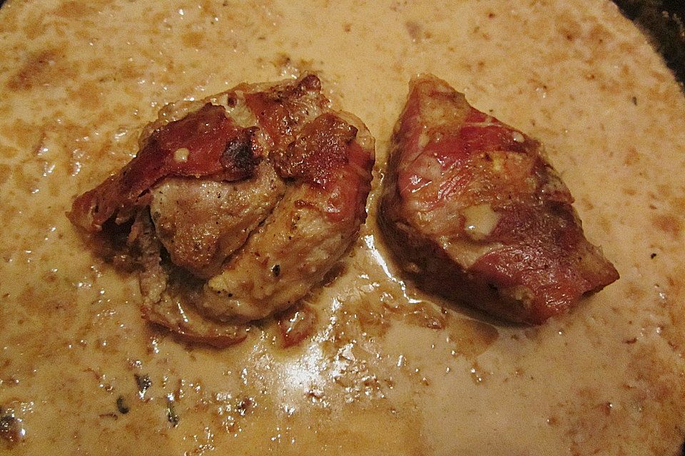 Schweinemedaillons im Parmaschinkenmantel mit Steinpilz-Gorgonzola-Sauce