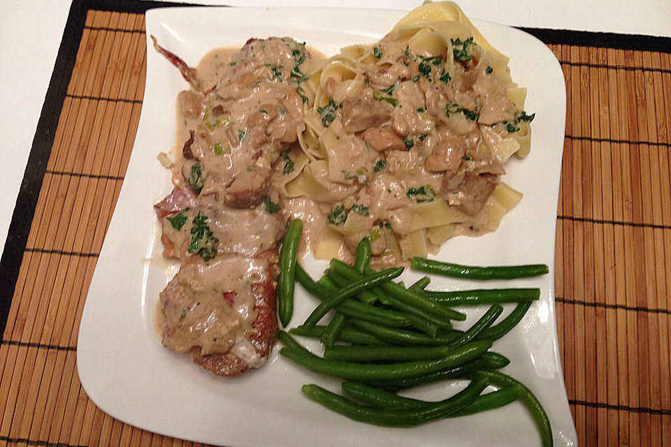 Schweinemedaillons im Parmaschinkenmantel mit Steinpilz-Gorgonzola-Sauce