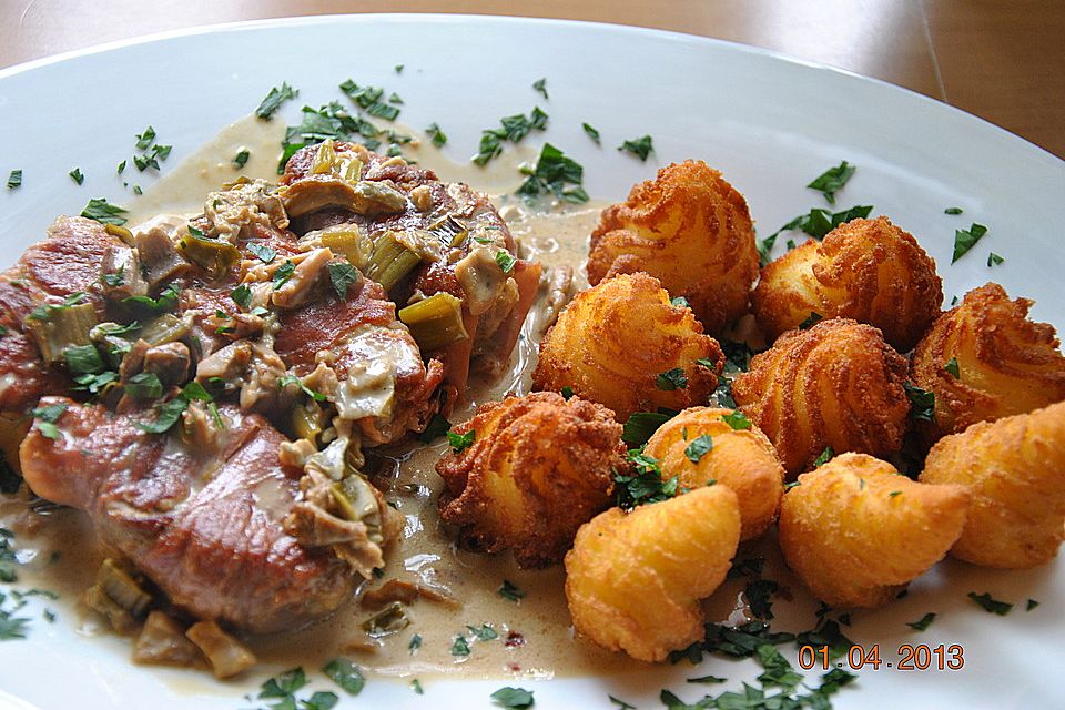 Schweinemedaillons im Parmaschinkenmantel mit Steinpilz-Gorgonzola-Sauce