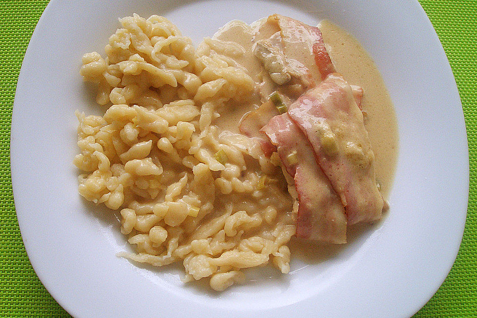 Schweinemedaillons im Parmaschinkenmantel mit Steinpilz-Gorgonzola-Sauce