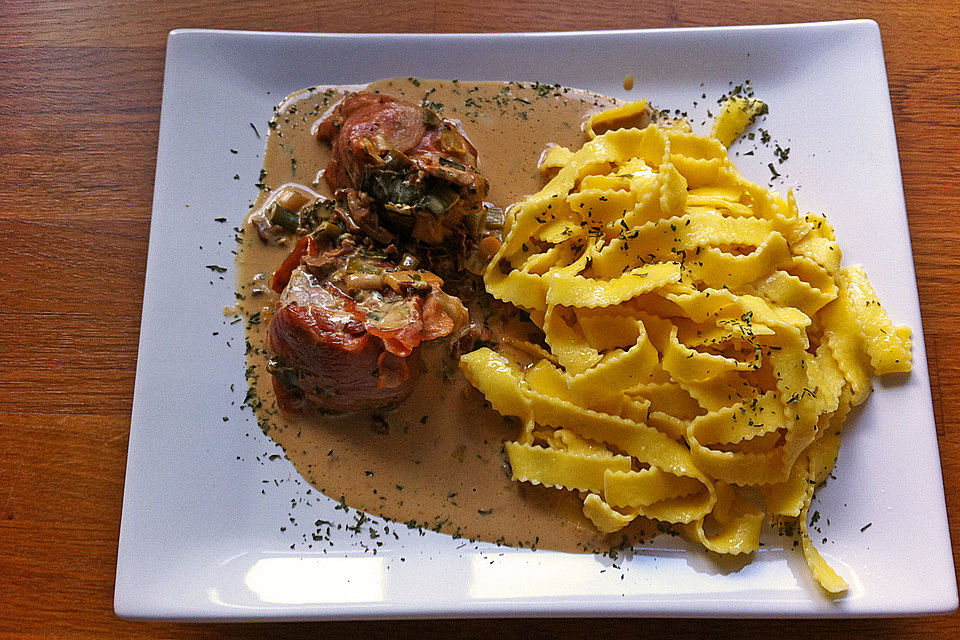 Schweinemedaillons im Parmaschinkenmantel mit Steinpilz-Gorgonzola-Sauce