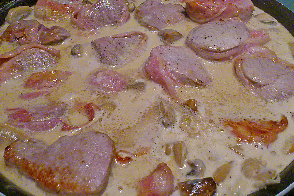 Schweinemedaillons im Parmaschinkenmantel mit Steinpilz-Gorgonzola-Sauce